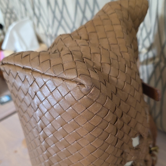 Bottega Veneta Vintage Brown Woven Tote with Cream Accents Straps - Picture 4 of 14